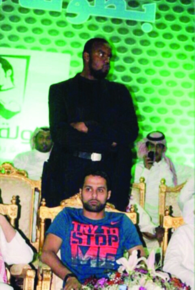 ياسر القحطاني وخلفه حارسه الشخصي