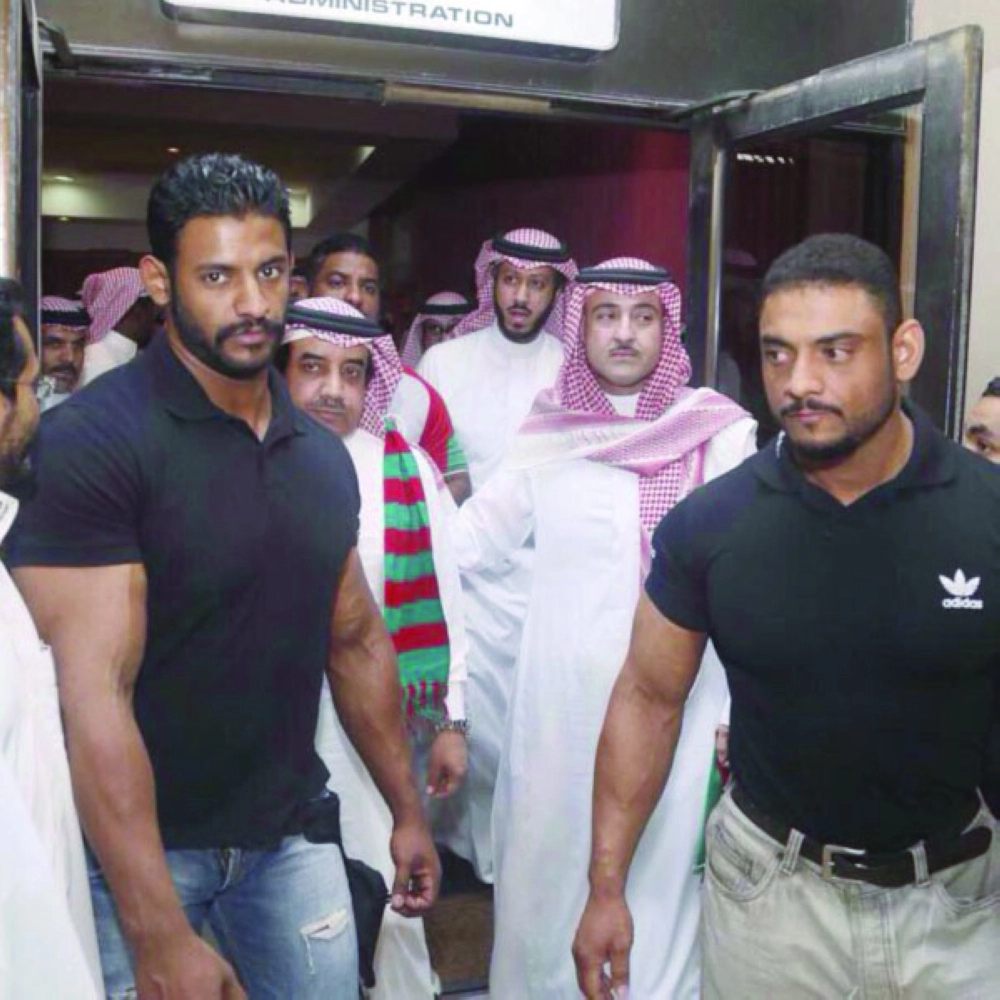 عبدالعزيز الدوسري وسط حارسين شخصيين