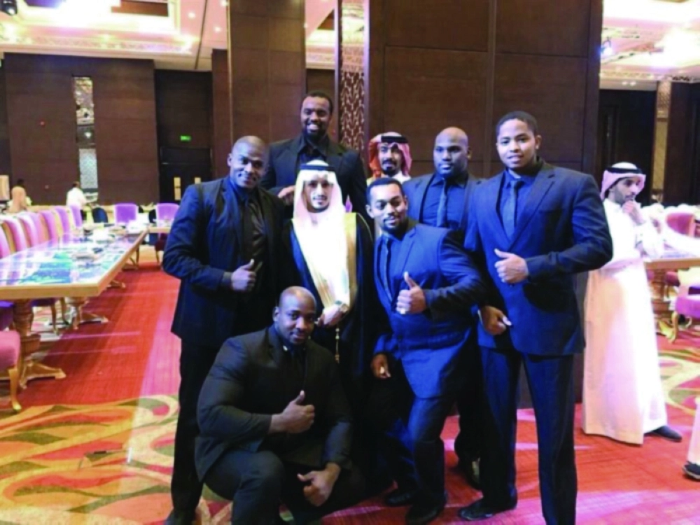 خالد الغامدي وسط حراس شخصيين ليلة زواجه           (أخبار 24)