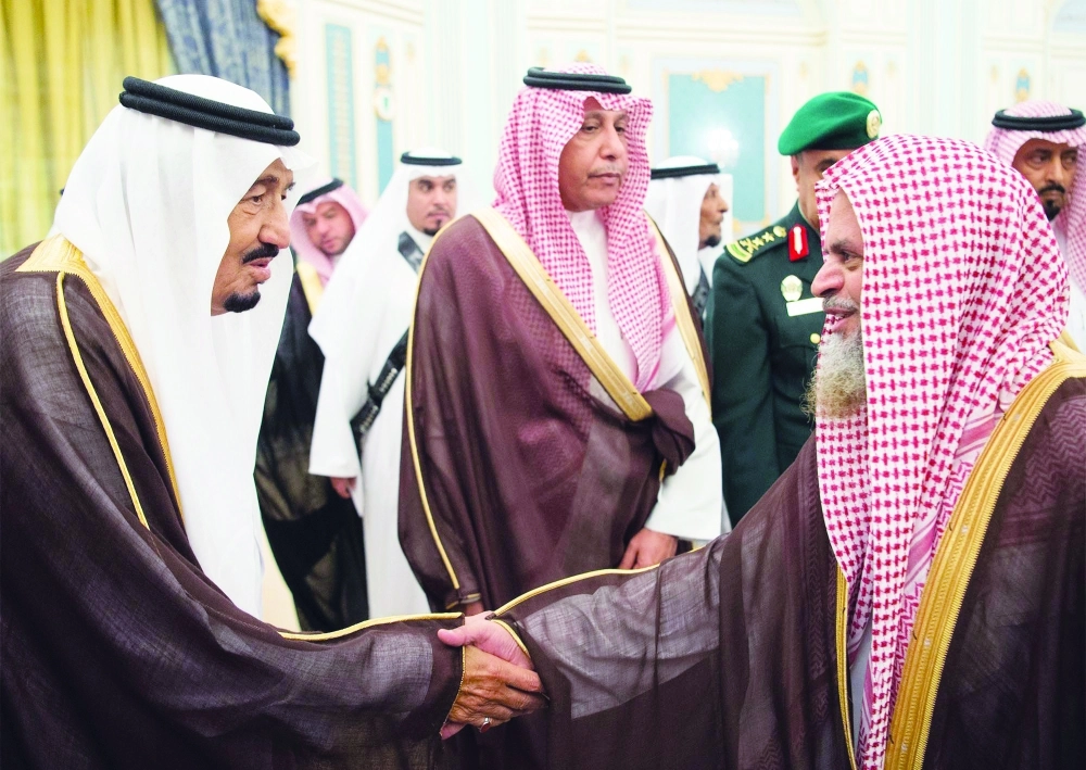 الملك سلمان مصافحا أحد الحضور خلال الاستقبال