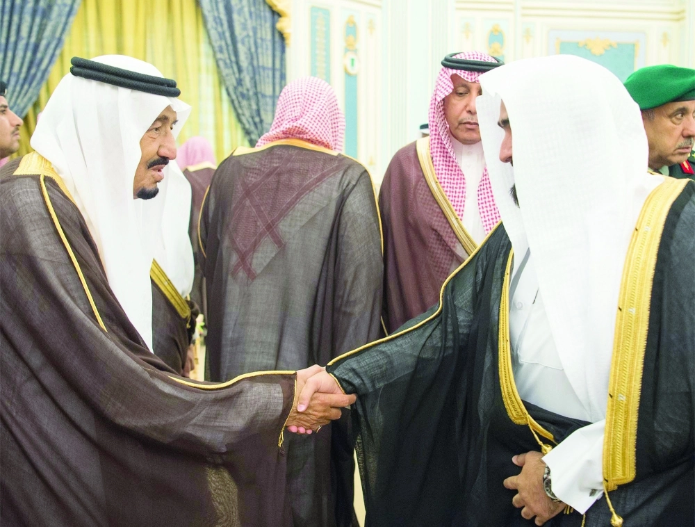الملك سلمان مصافحا أحد الحضور خلال الاستقبال
