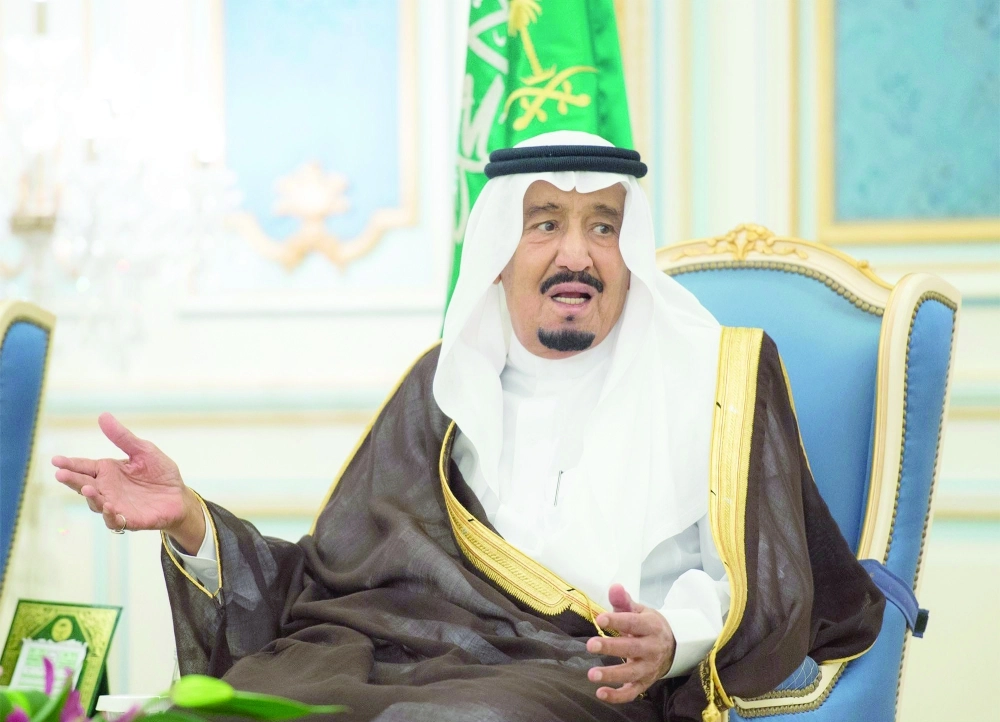 الملك سلمان متحدثا خلال اللقاء