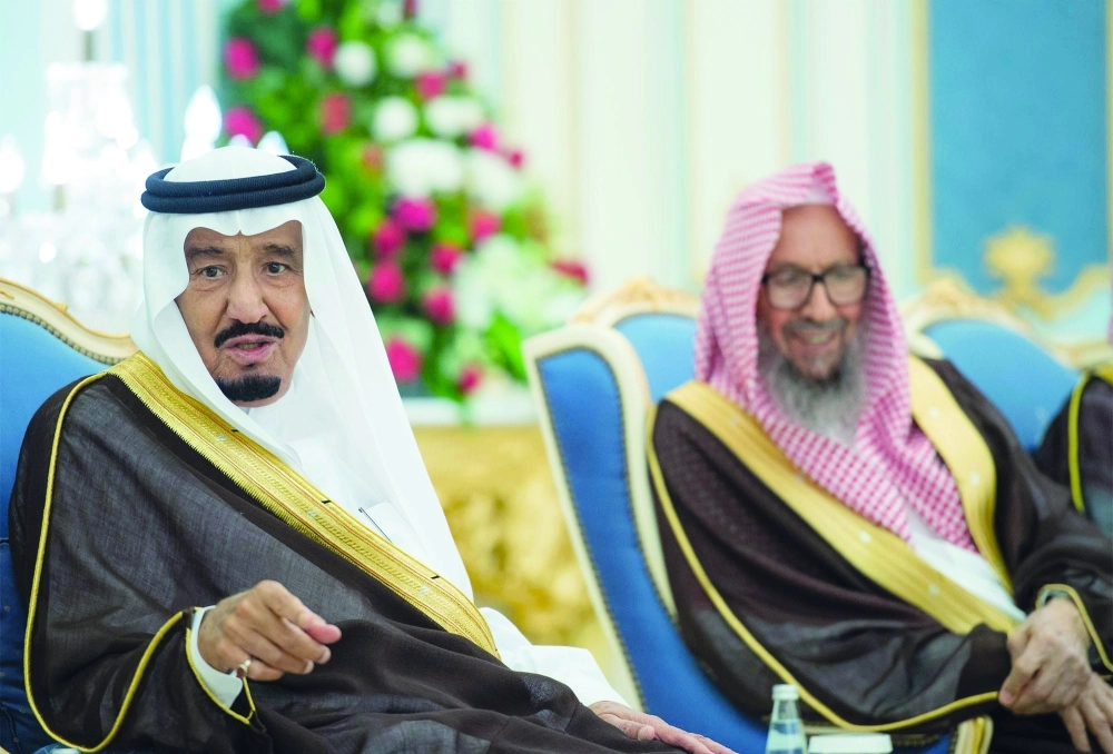 الملك سلمان متحدثا خلال اللقاء