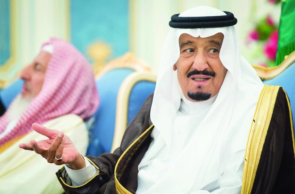 الملك سلمان متحدثا خلال اللقاء