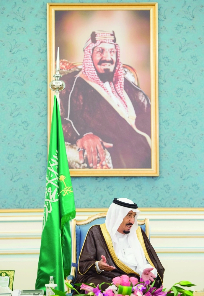 الملك سلمان متحدثا خلال اللقاء