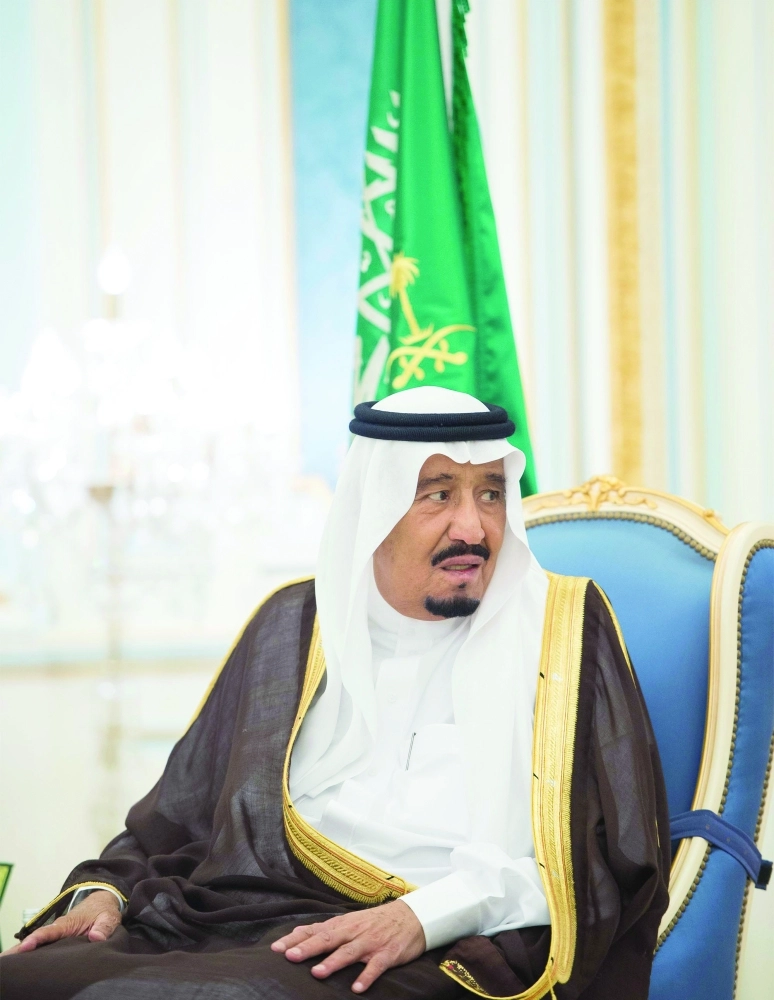 الملك سلمان متحدثا خلال اللقاء