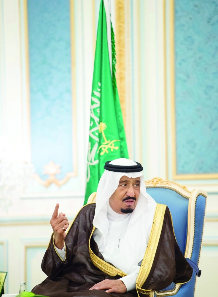 الملك سلمان متحدثا خلال اللقاء