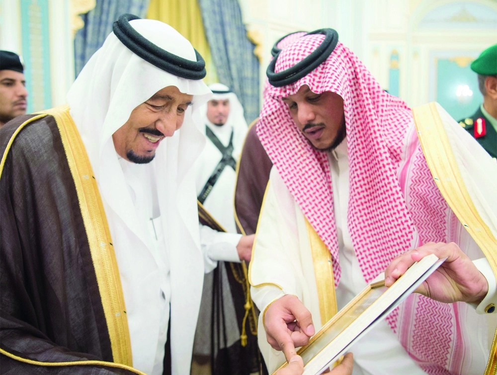 الملك سلمان لدى استقباله أحد الحاضرين