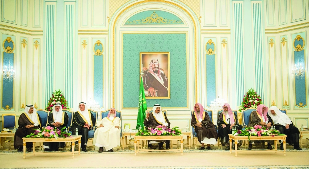 الملك سلمان لدى استقباله الأمراء والمفتي والعلماء والوزراء وجموعا من المواطنين في قصر اليمامة بالرياض اليوم (واس)  