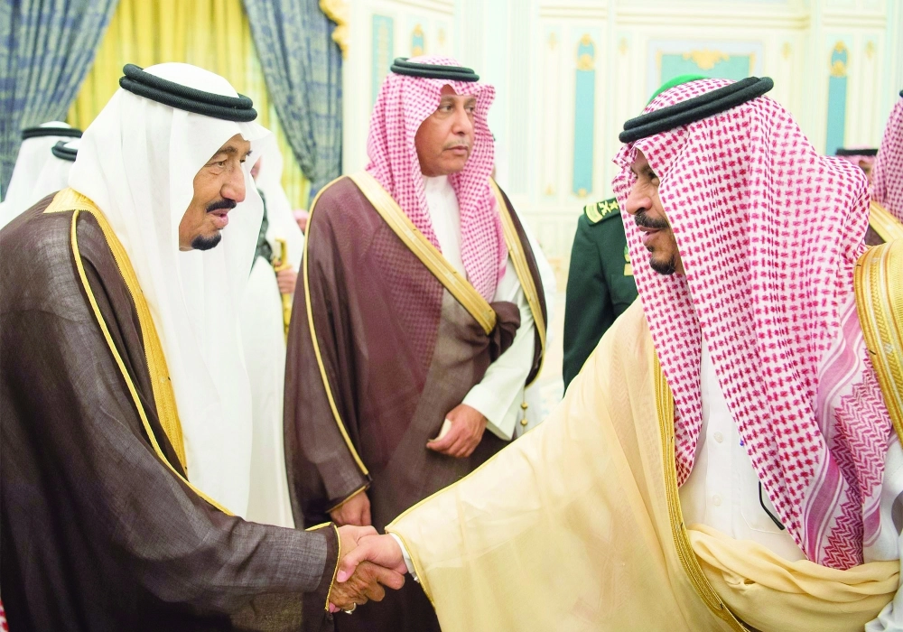 الملك سلمان مصافحا أحد الحاضرين