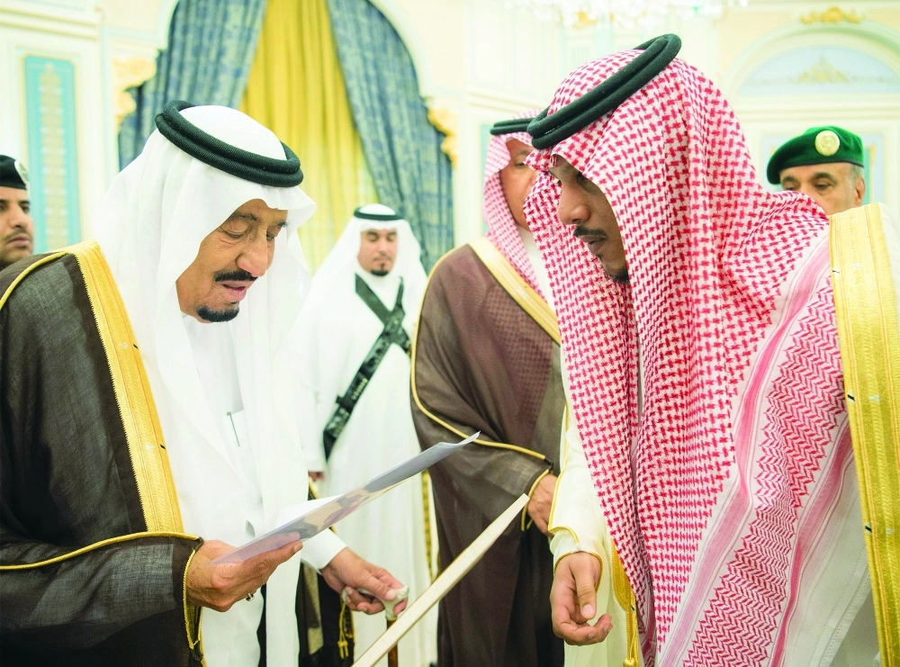 الملك سلمان لدى استقباله أحد الحاضرين