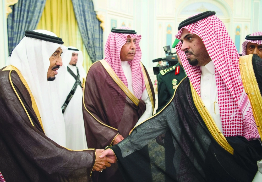 الملك سلمان لدى استقباله أحد الحاضرين