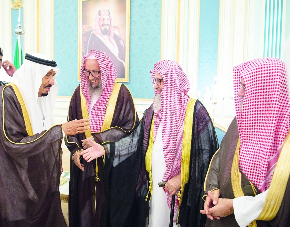 الملك سلمان في حديث مع العلماء خلال اللقاء