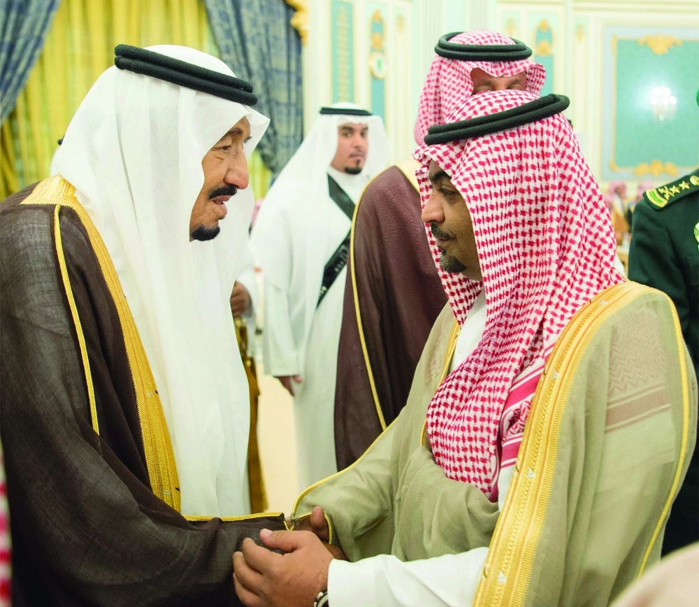 الملك سلمان مستقبلا أحد الحضور