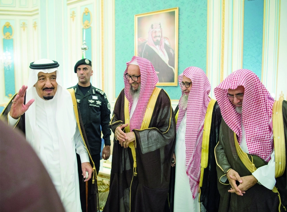 الملك سلمان محييا الحضور لدى وصوله إلى مقر الاستقبال في قصر اليمامة