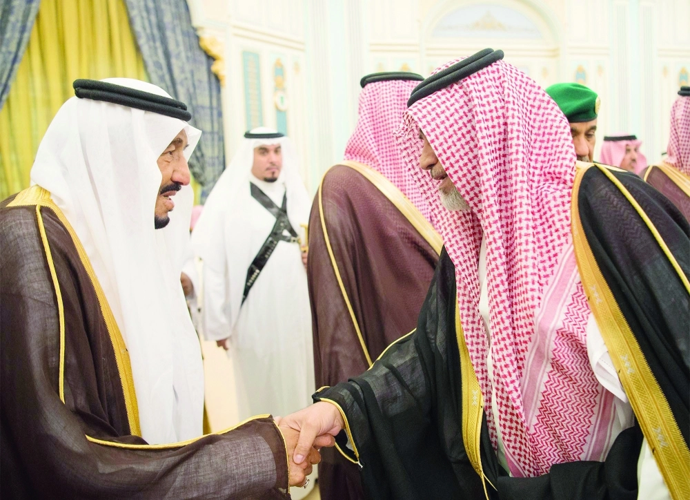الملك سلمان مستقبلا أحد الحضور