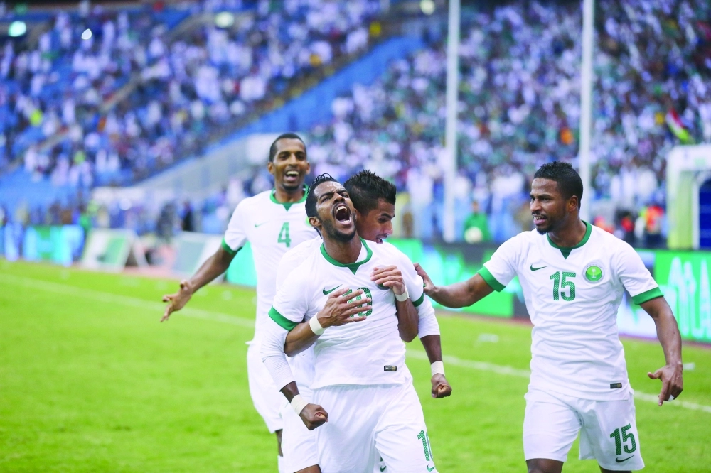 ناصر الشمراني محتفلا مع العابد وباخشوين بهدف سابق للأخضر (مكة)