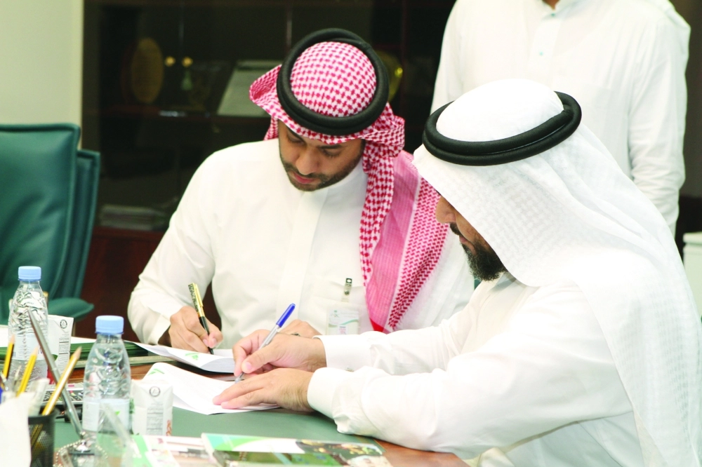 جانب من توقيع الاتفاقية مع ممثلي وزارة الصحة (مكة)