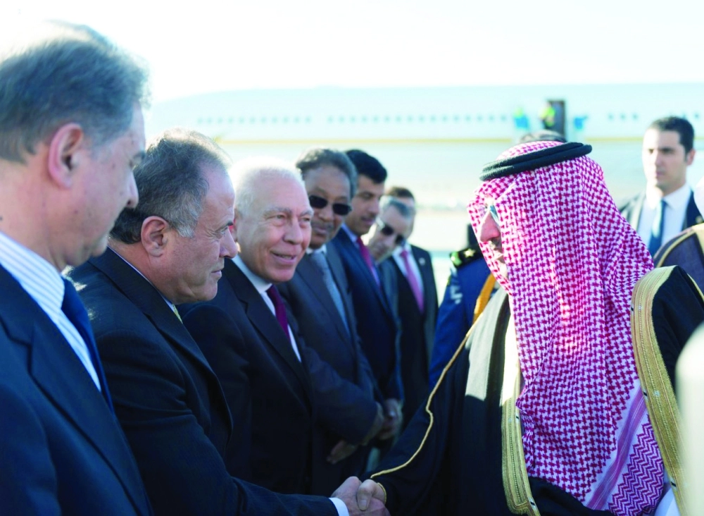 .. ويصافح مستقبليه