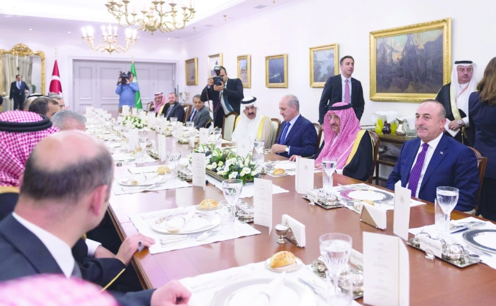 الأمير محمد بن نايف خلال مأدبة العشاء التي أقيمت أمس الأول تكريما له (واس)