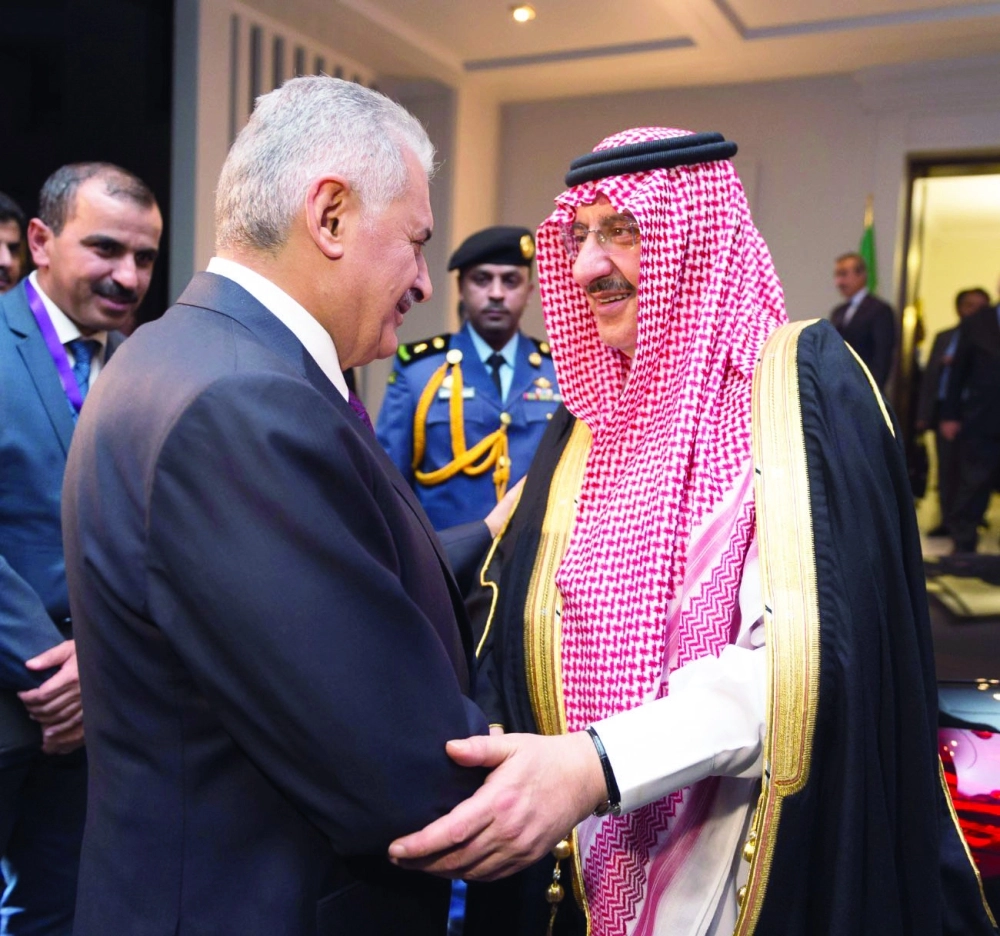  الأمير محمد بن نايف مصافحا بن علي يلدرم خلال المأدبة