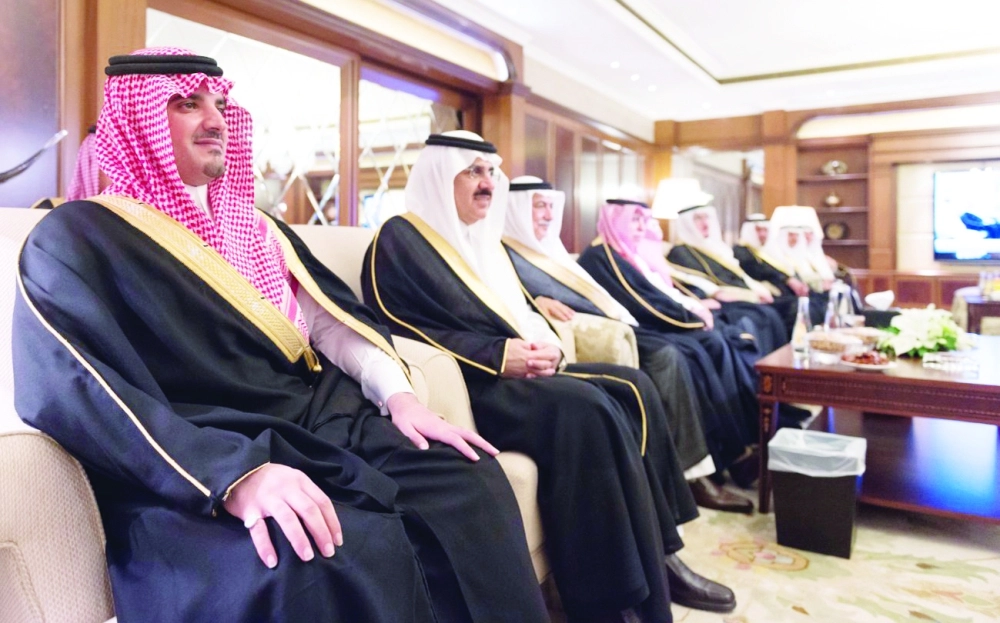 عبدالعزيز بن سعود ومساعد العيبان وعدد من الوزراء خلال اللقاء