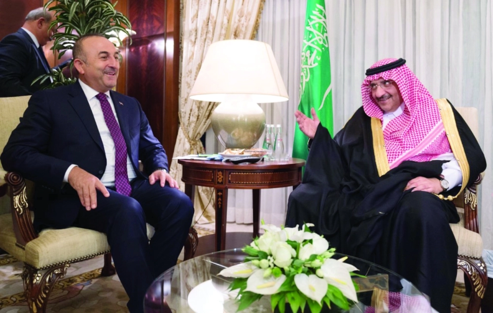 الأمير محمد بن نايف لدى لقائه مولد جاويش أوغلو (واس)