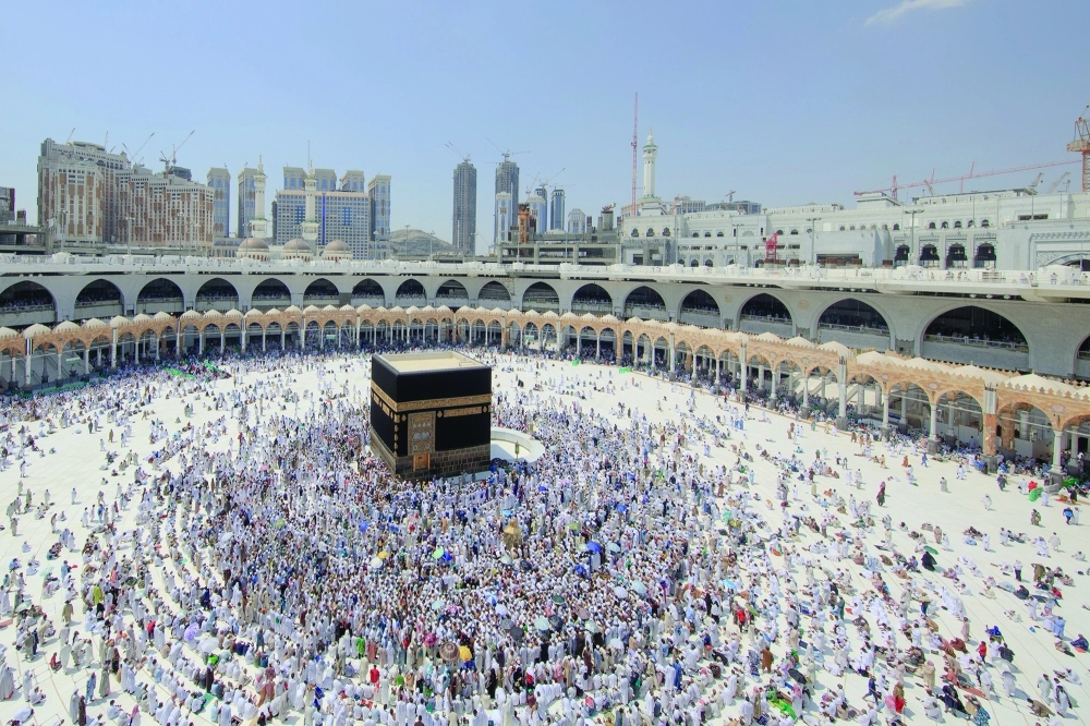 جموع المصلين بالمسجد الحرام أمس (مكة)