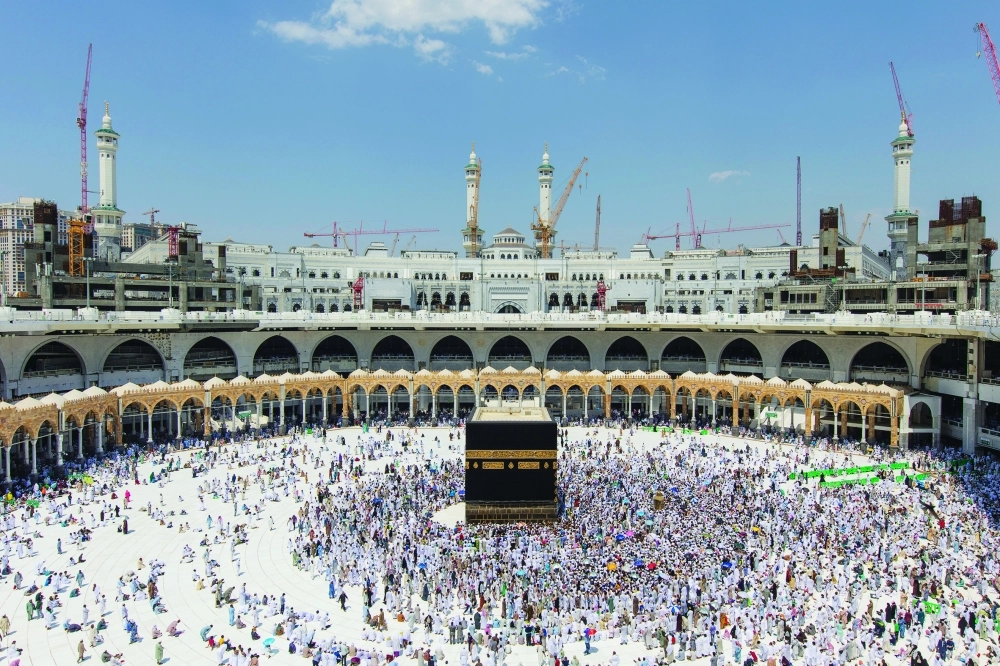 جموع المصلين بالمسجد الحرام أمس                                     (مكة)