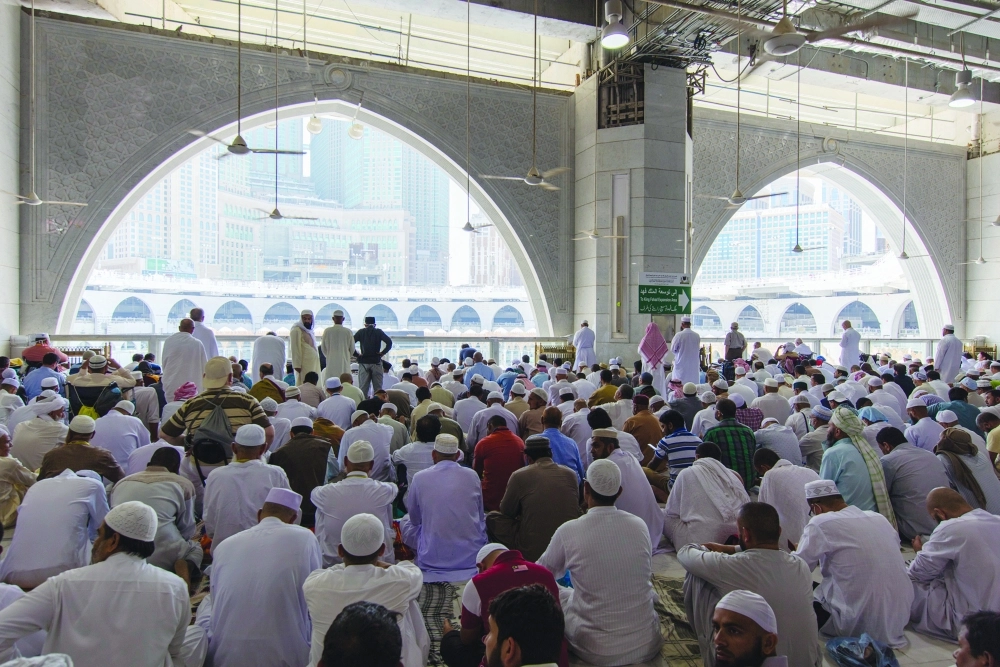 جموع المصلين بالمسجد الحرام أمس (مكة)