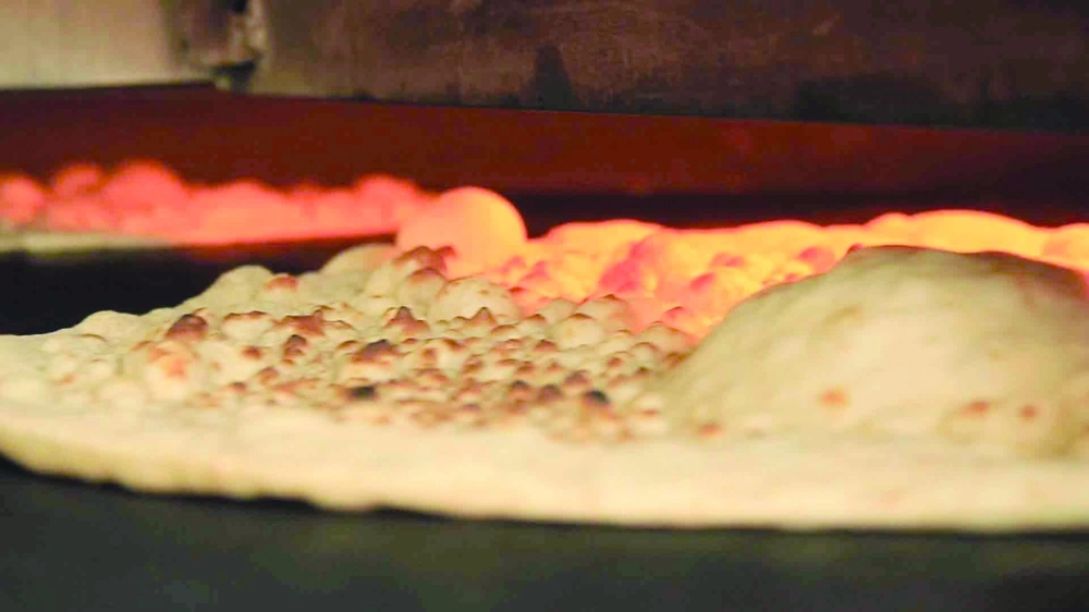 خط لإنتاج الخبز بأحد الأفران                                                                   (مكة)