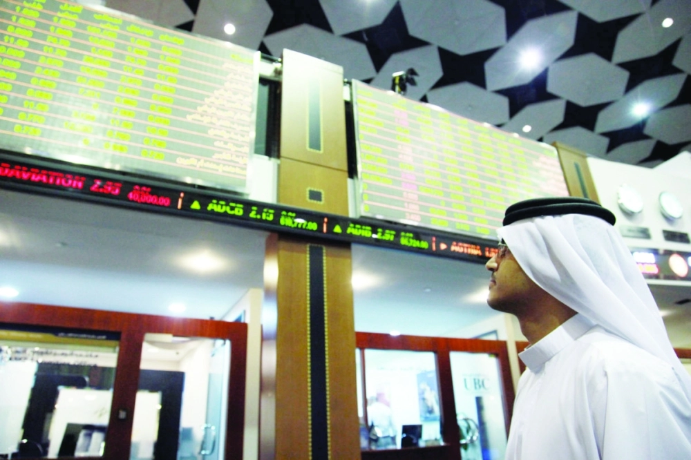 مستثمر يتابع شاشة لسوق الأسهم                                               (مكة)