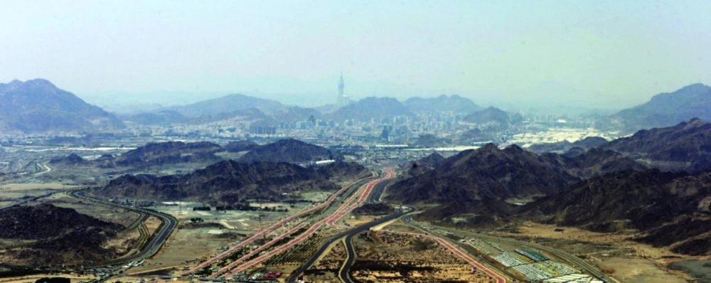 الجبال تحيط بالمشاعر المقدسة                                                       (عبدالمحسن دومان)