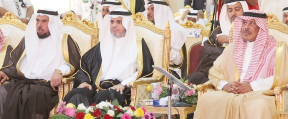 مشاري بن سعود وأحمد العيسى وعبدالله الزهراني خلال التدشين (مكة)