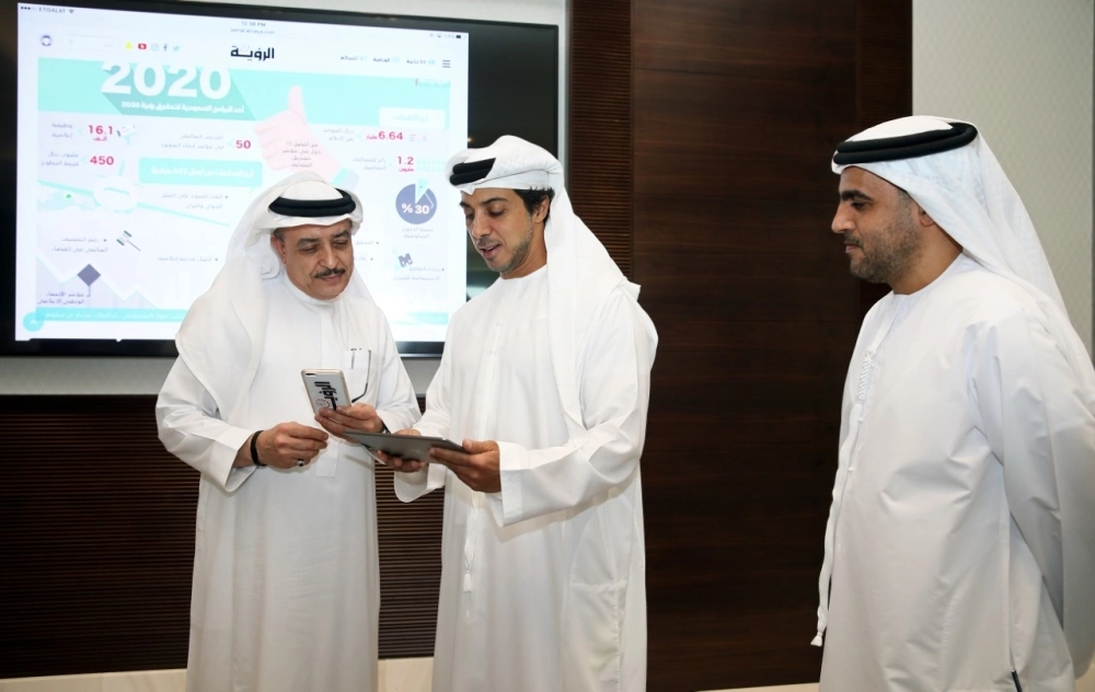 منصور بن زايد خلال تدشينه منصة رؤية الإعلامية