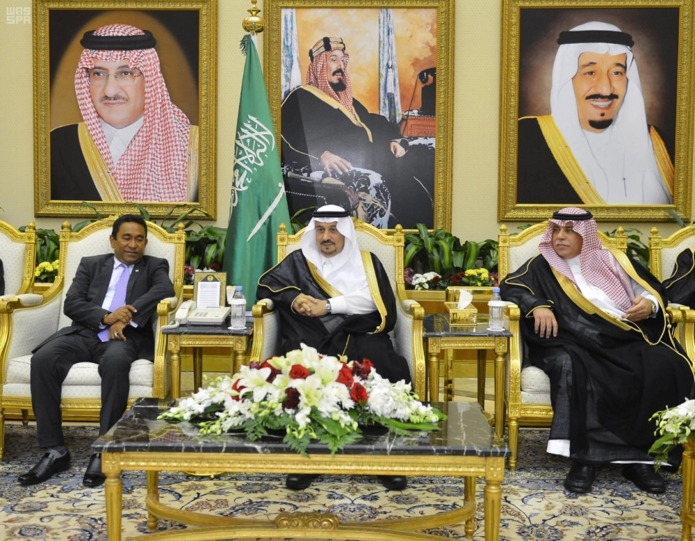 أمير الرياض خلال استقباله رئيس جمهورية المالديف          (واس)