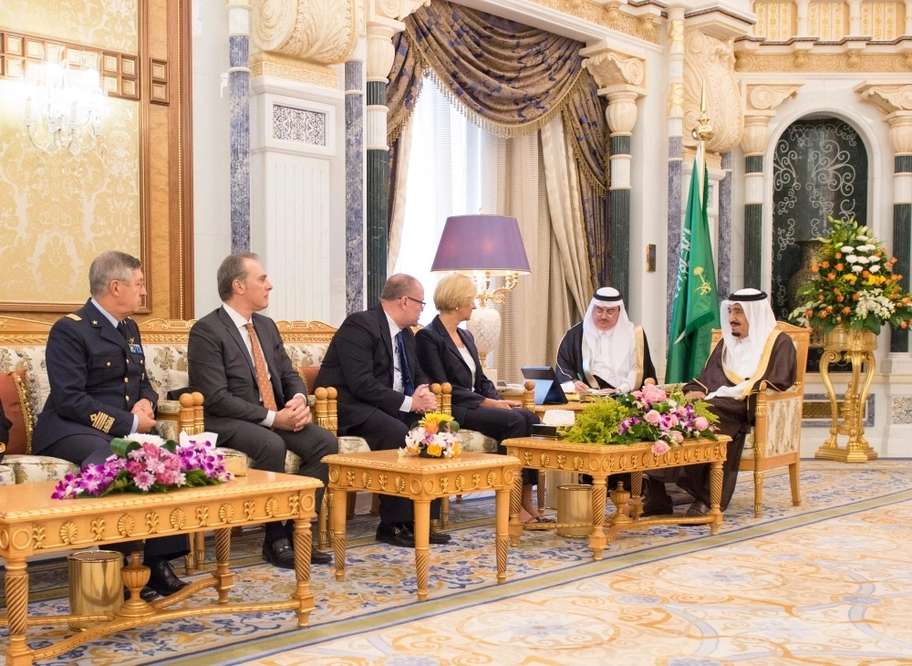 الملك سلمان لدى لقائه روبيرتا بينوتي في مكتبه بقصر اليمامة أمس (واس) 