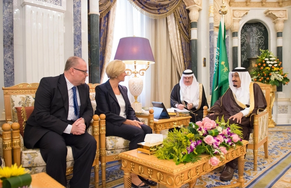 الملك سلمان لدى لقائه روبيرتا بينوتي في مكتبه بقصر اليمامة أمس (واس) 