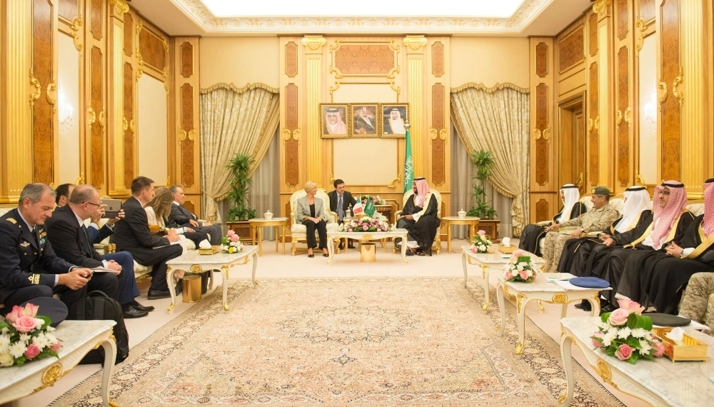 الأمير محمد بن سلمان لدى لقائه روبيرتا بينوتي في قصر اليمامة بالرياض أمس الأول (واس) 