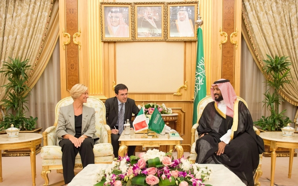 الأمير محمد بن سلمان لدى لقائه روبيرتا بينوتي في قصر اليمامة بالرياض أمس الأول (واس) 