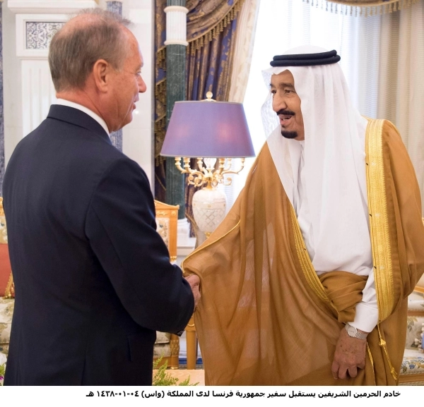 الملك سلمان لدى استقباله  برتران بزانسنو في مكتبه بقصر اليمامة (واس)