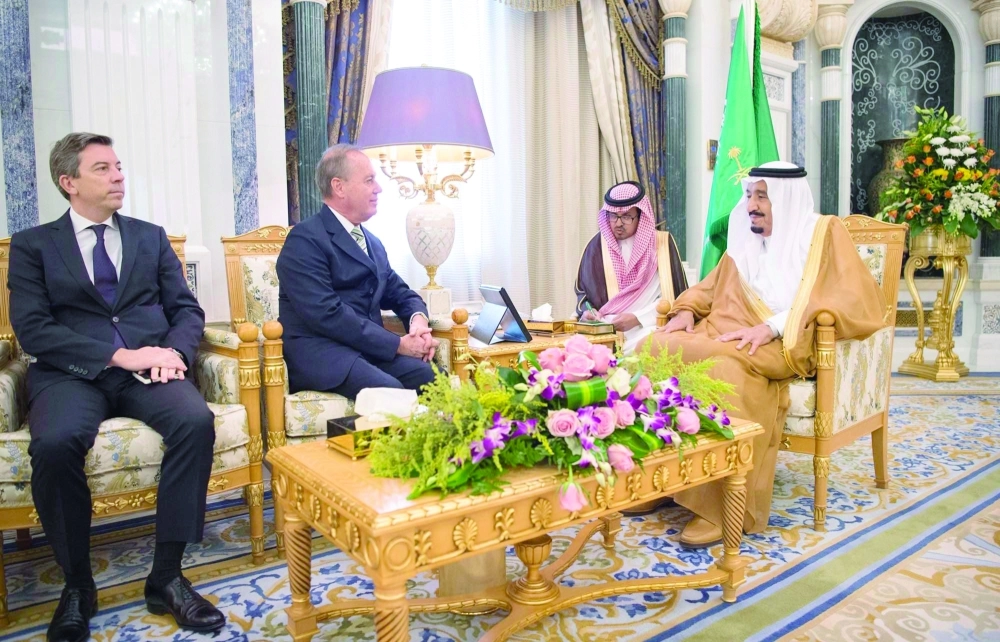 الملك سلمان لدى لقائه برتران بزانسنو 