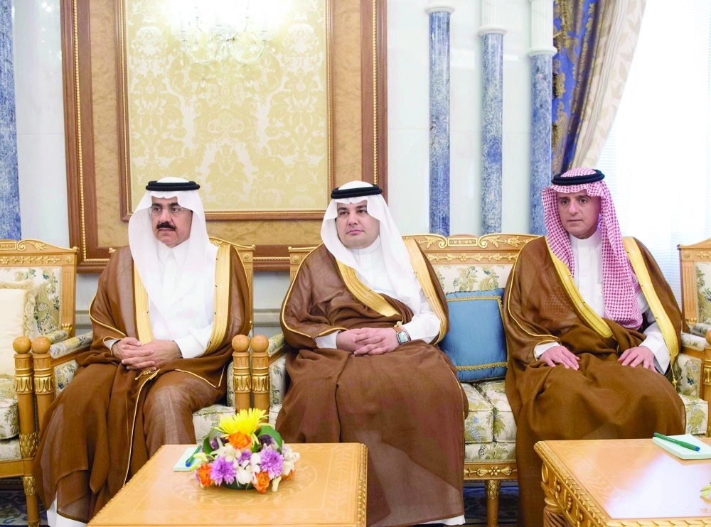 مساعد العيبان وعادل الطريفي وعادل الجبير خلال اللقاء                  (واس)