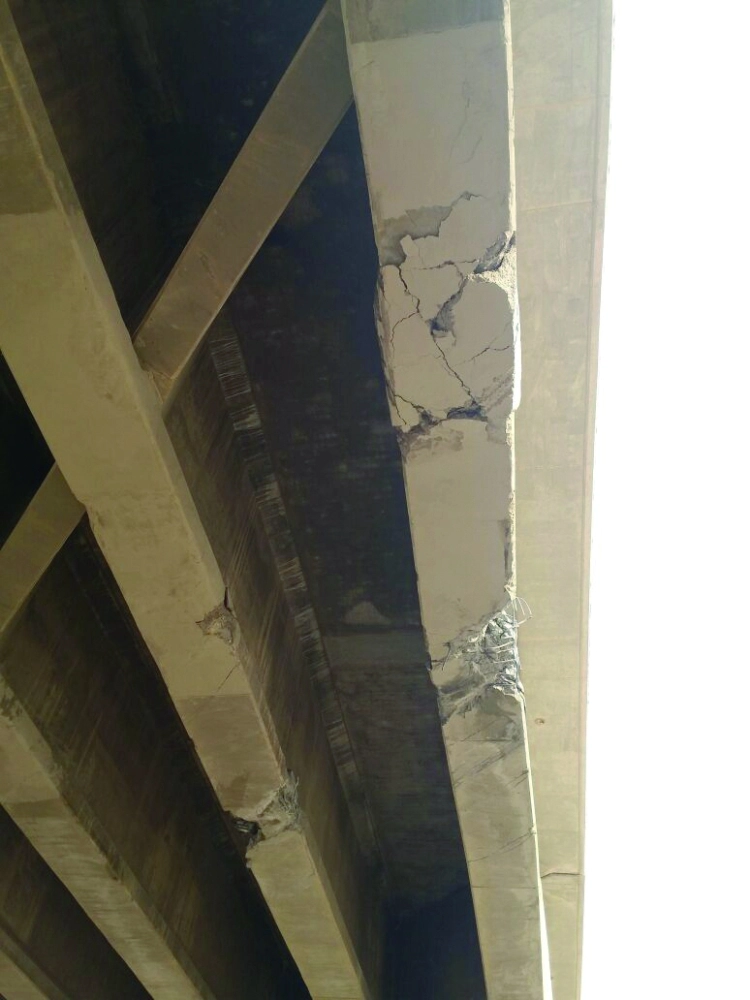 التلفيات التي لحقت بكوبري الهلال الأحمر بعد حادثة ارتطام المعدة الثقيلة به  (مكة)