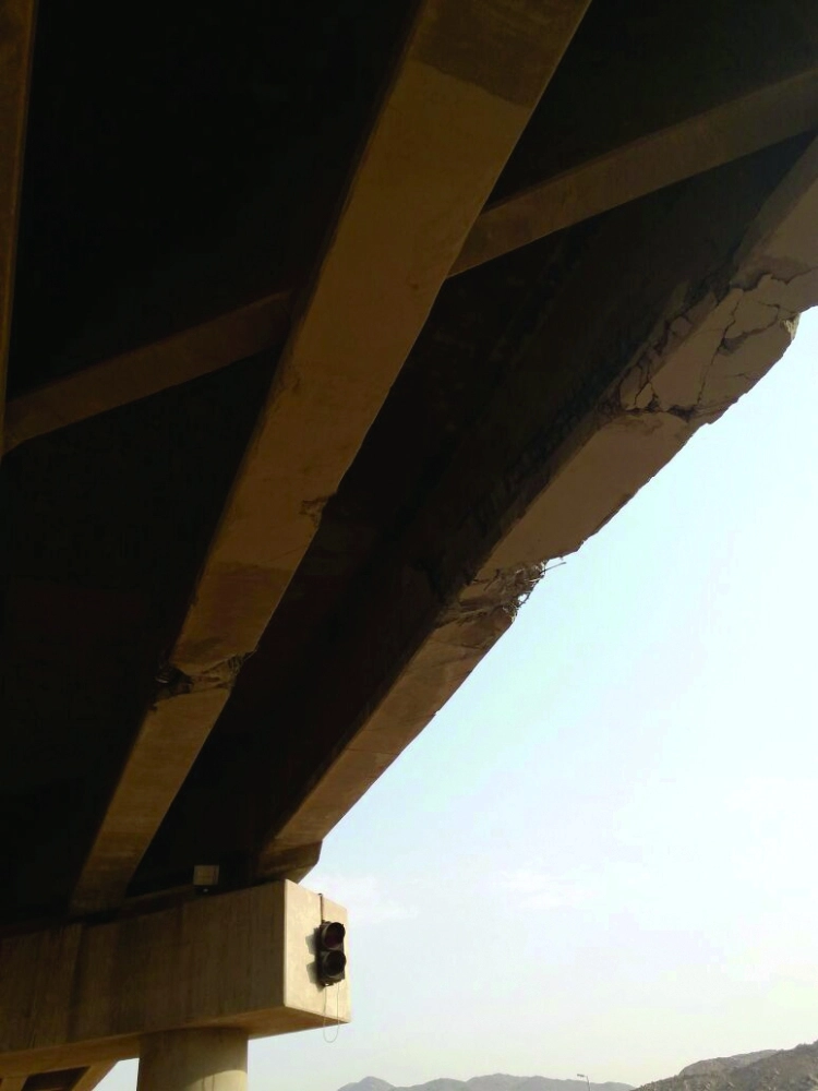 التلفيات التي لحقت بكوبري الهلال الأحمر بعد حادثة ارتطام المعدة الثقيلة به  (مكة)