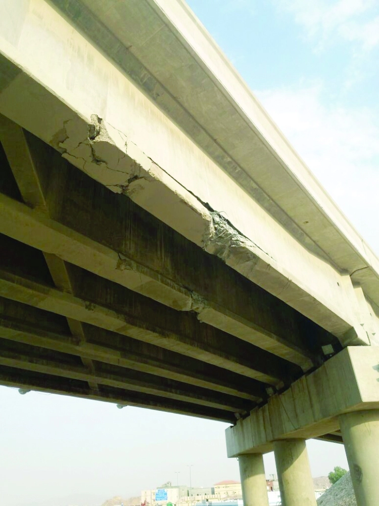 التلفيات التي لحقت بكوبري الهلال الأحمر بعد حادثة ارتطام المعدة الثقيلة به  (مكة)