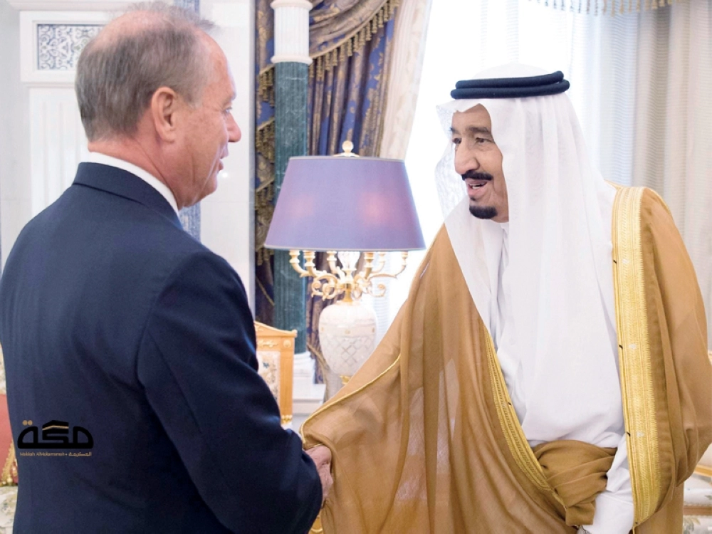 الملك سلمان مستقبلا السفير الفرنسي بمناسبة انتهاء فترة عمله لدى المملكة (واس)