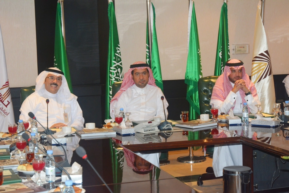 الحقيل خلال الاجتماع في أمانة الأحساء