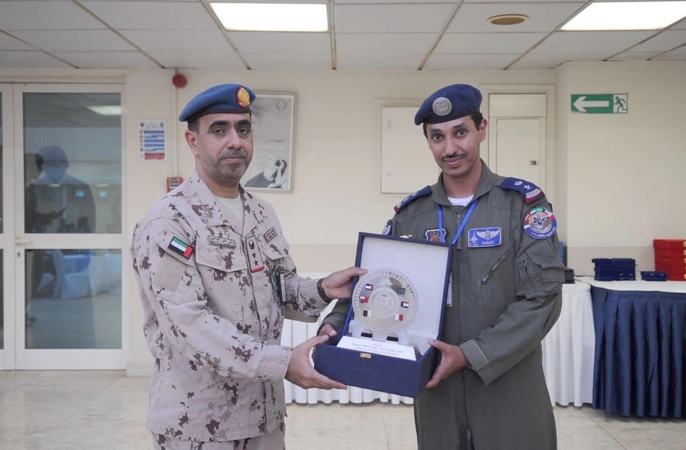 تبادل الهدايا في ختام فعاليات التمرين الجوي المشترك