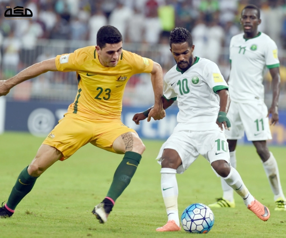 نواف العابد يحاول المرور من ماركو بريشيانو (علي القرني)